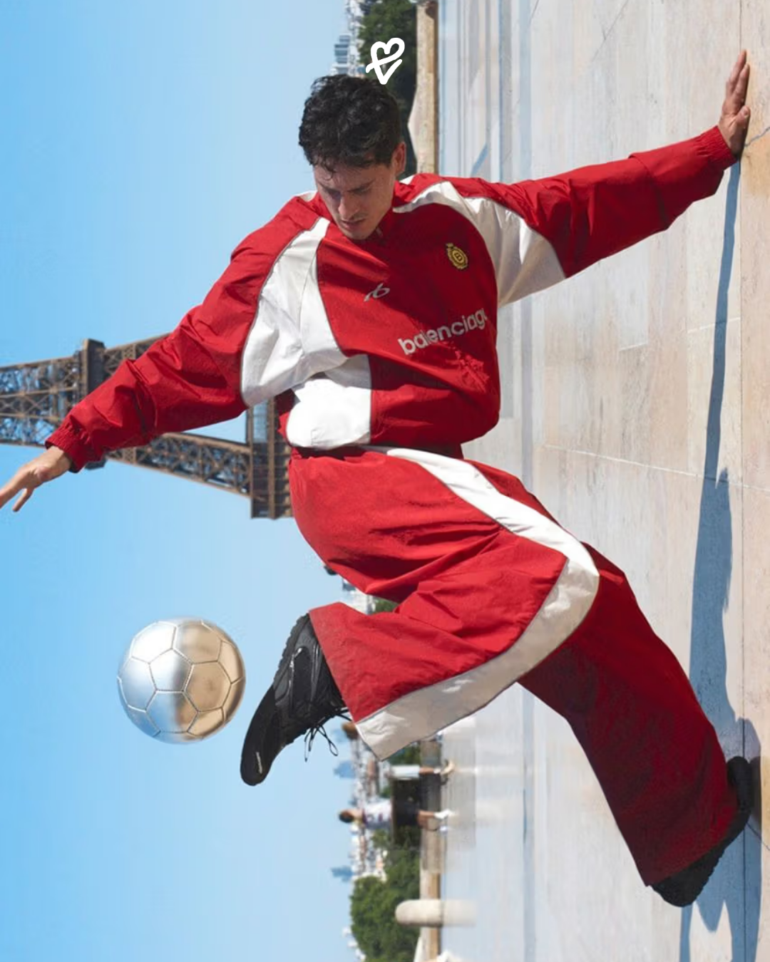 Balenciaga Soccer Series 2026 koleksiyonundan oversized futbol forması giyen model ve futbol estetiğinden ilham alan lüks moda tasarımı