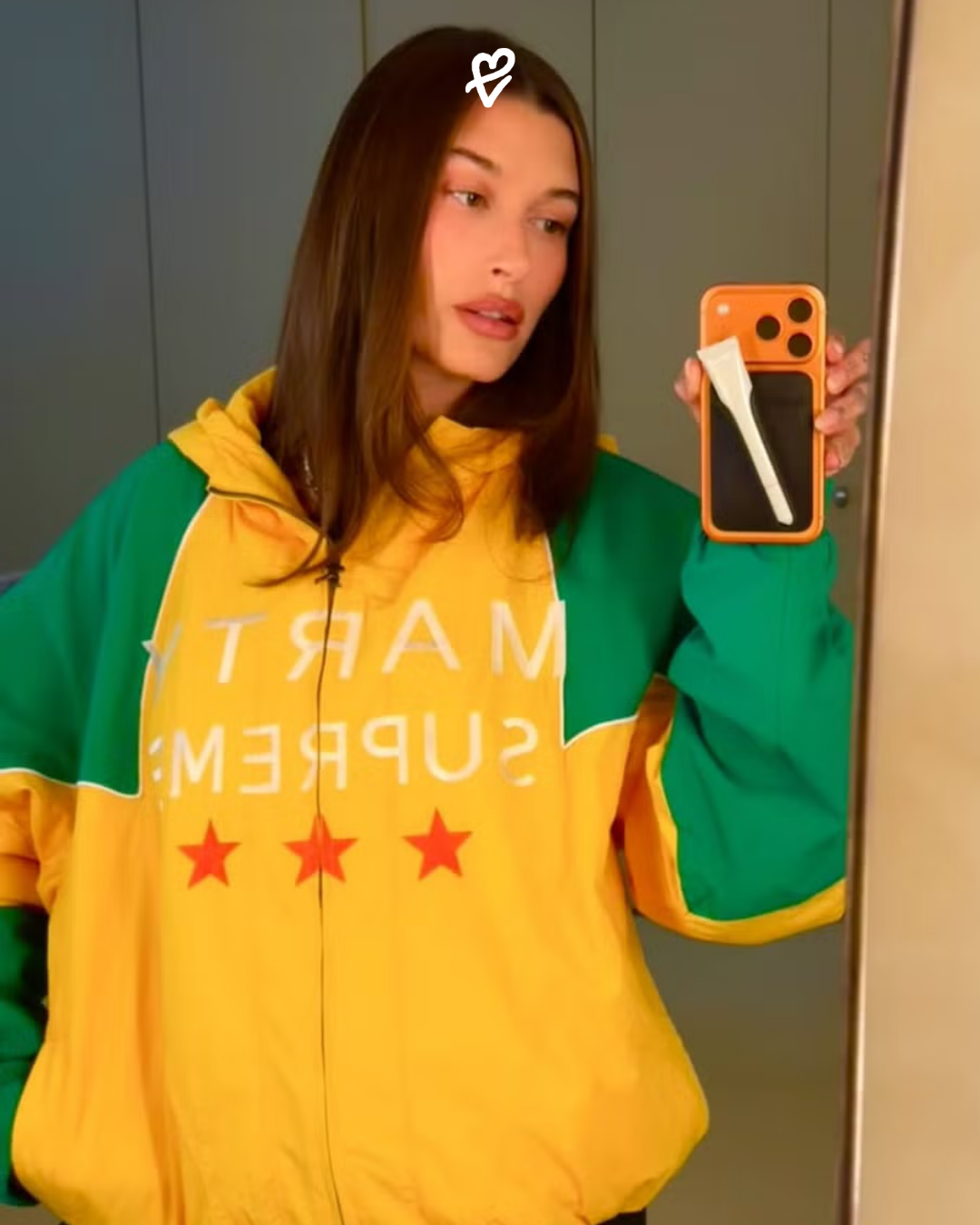 Marty Supreme koleksiyonundan kırmızı-siyah track ceket detayı, A24 ve Nahmias iş birliğini yansıtan sinematik bir stil örneği.