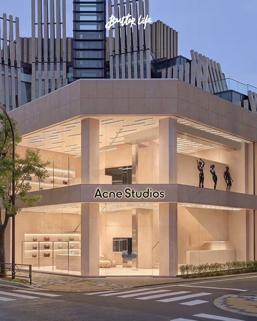 Tokyo Aoyama’daki üç katlı yeni Acne Studios mağazasının dış cephesi