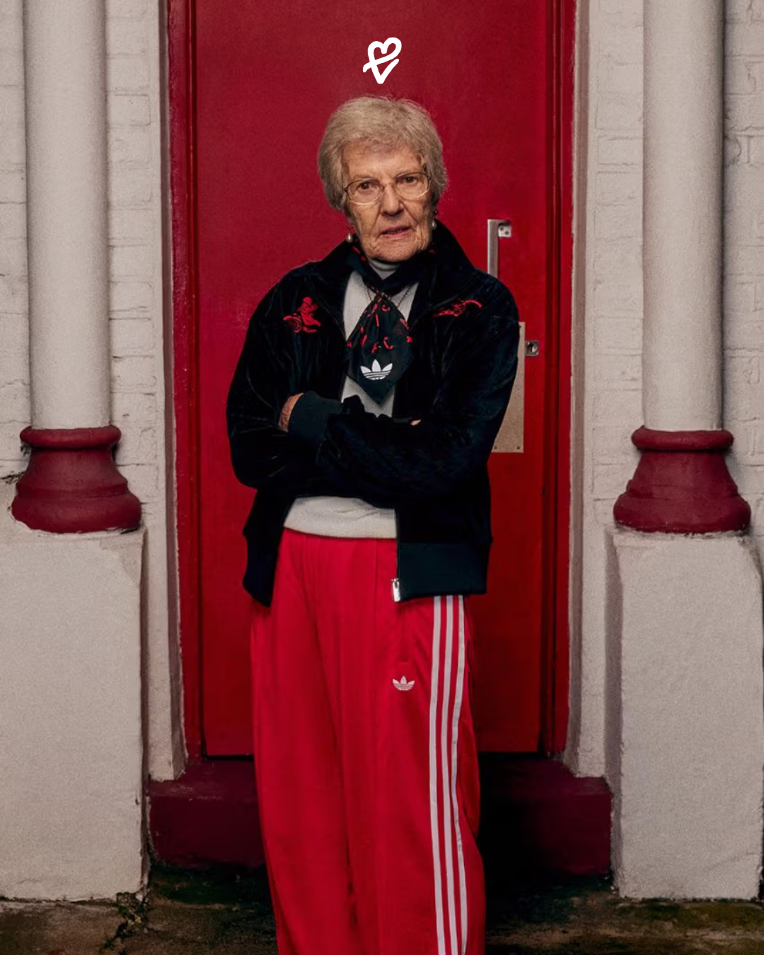 Adidas x Arsenal x Places+Faces koleksiyonundan modern şehir stiline sahip unisex bir görünüm.