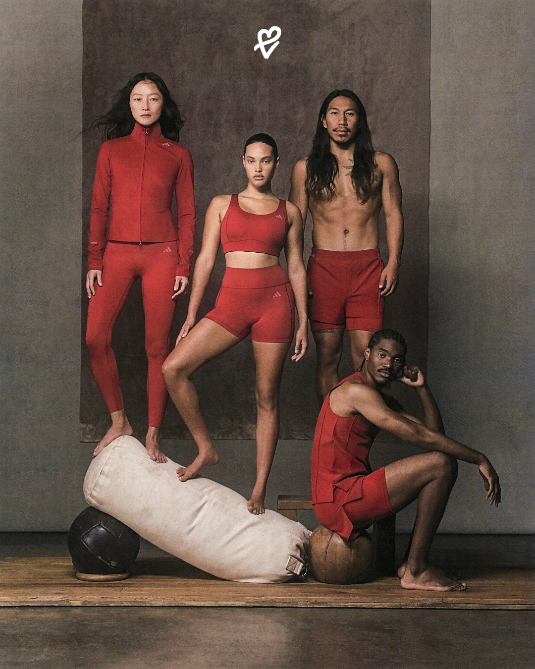 Adidas ve Entire Studios ortak koleksiyonundan toprak tonlarında, hacimli kesimli teknik giyim tasarımlarını sergileyen iki model.