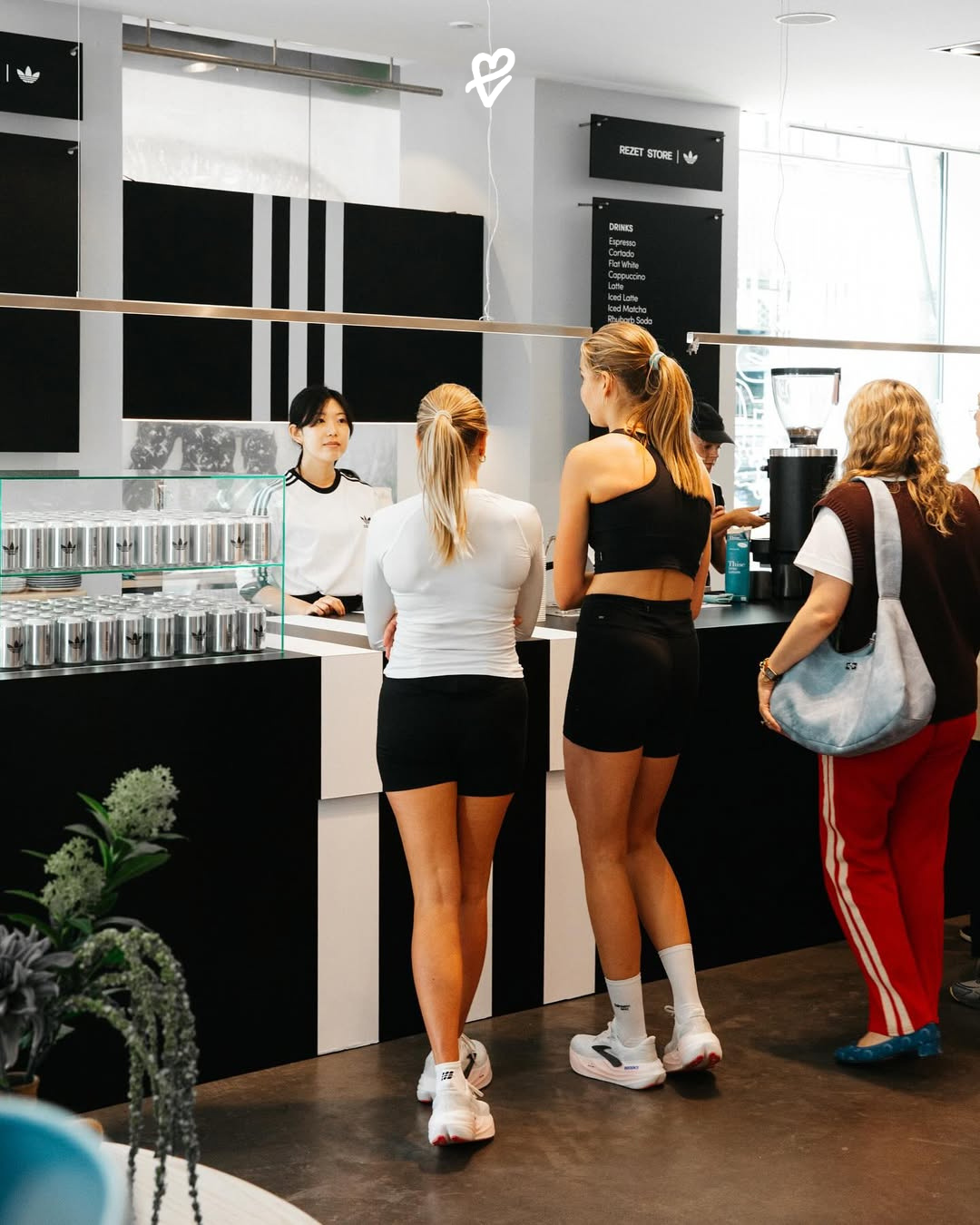 adidas Originals x Rezet Store Kiosk’ta Trefoil ve üç çizgi detaylı pop‑up bar, raf kürasyonu, DJ set ve anında baskı istasyonu