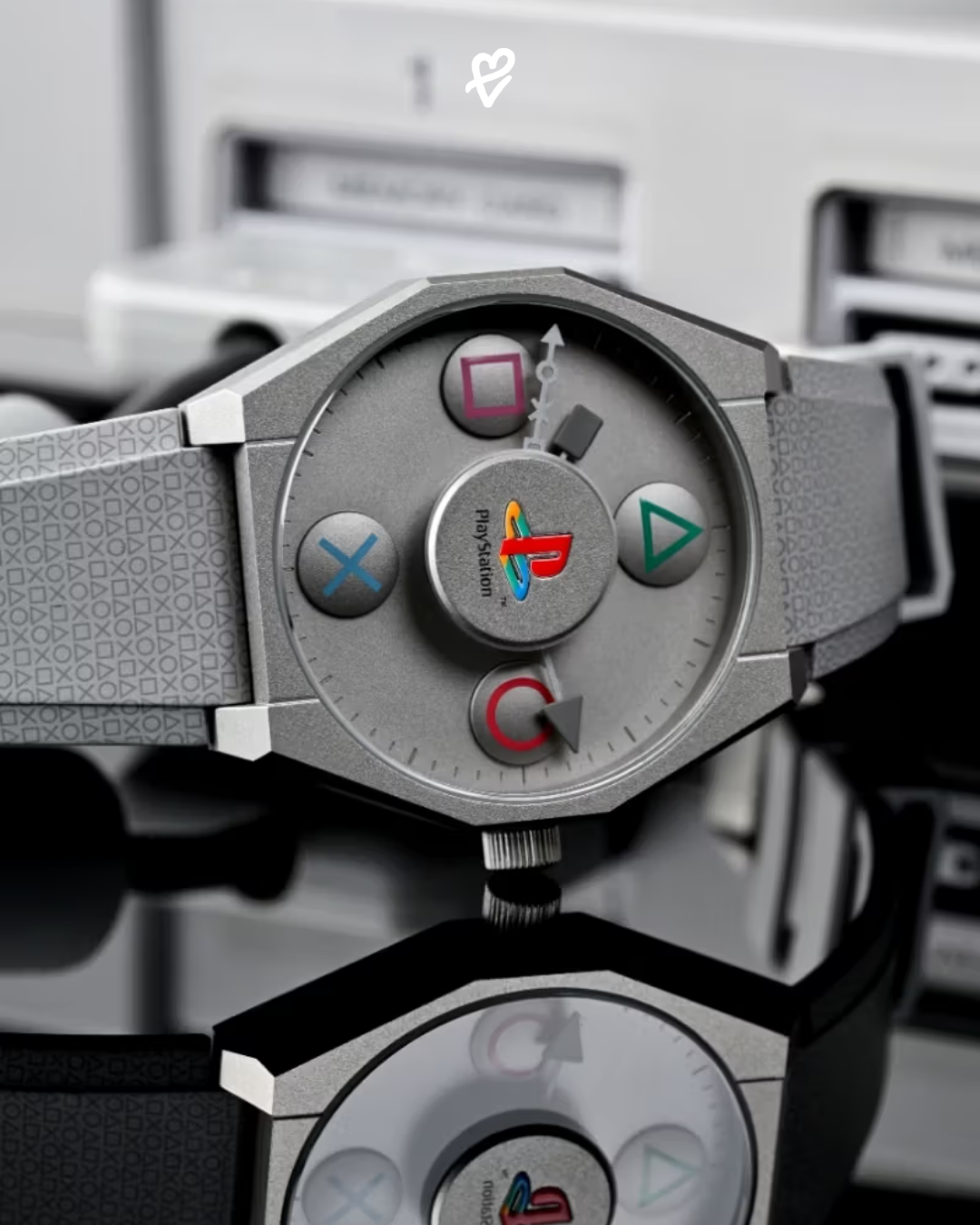 Anicorn ve PlayStation iş birliğiyle tasarlanan koleksiyon saat modelleri, siyah arka plan önünde şık bir sunumla gösteriliyor.