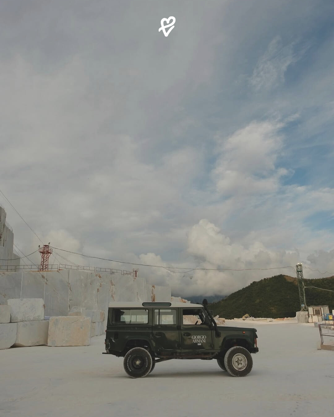 Armani x Kith Estate koleksiyonu lansmanı, Forte dei Marmi sahilinde ve Carrara mermer ocaklarında.