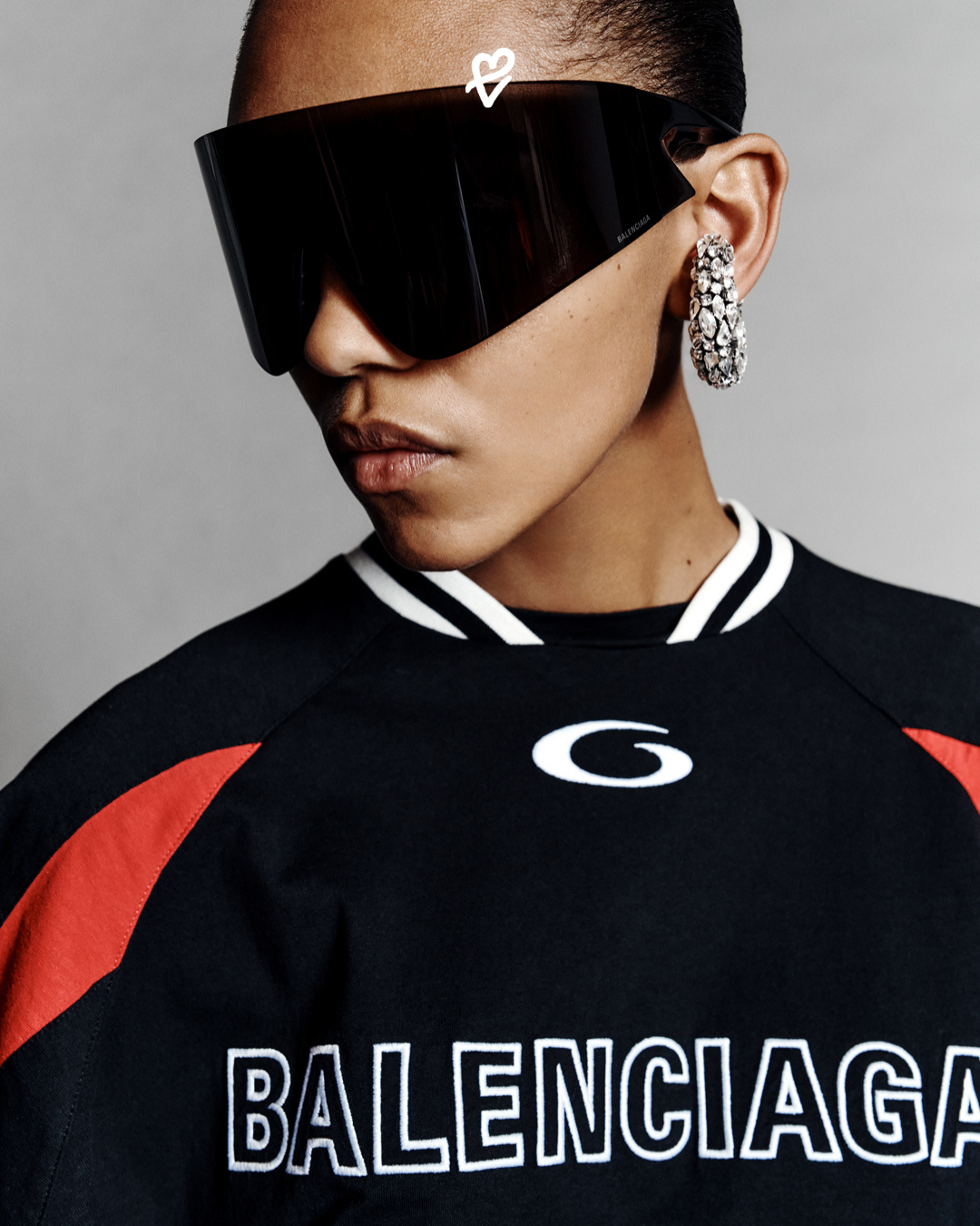 Balenciaga Pre-Fall 2026 koleksiyonundan Piccioli imzalı, rüzgarlık formunda deri ceketli model.