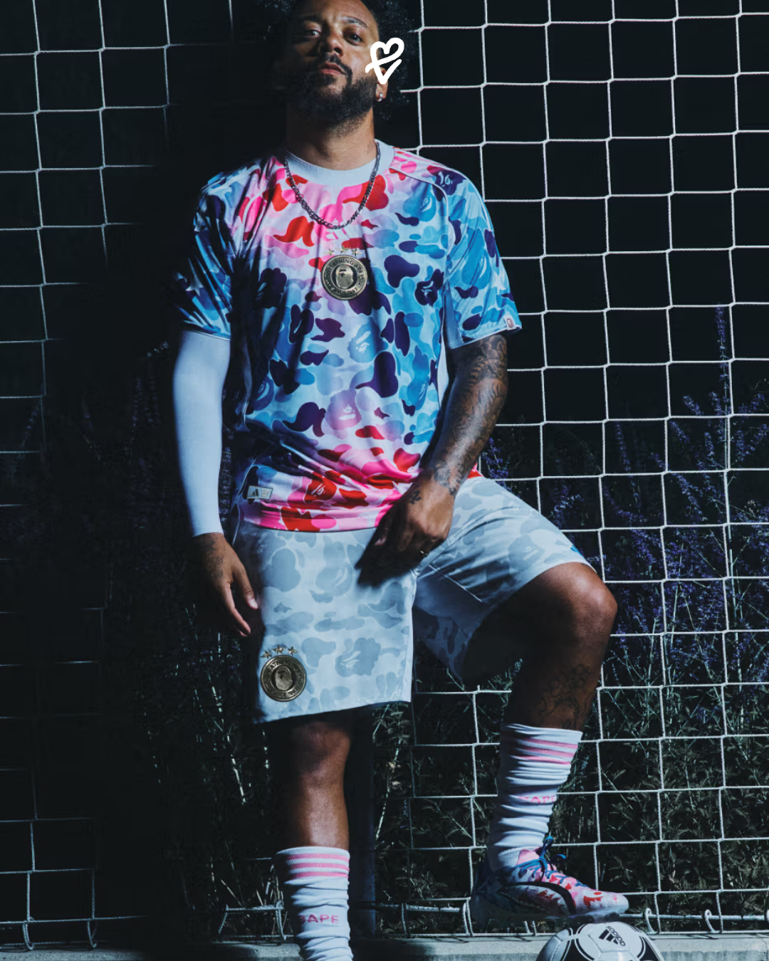 BAPE x adidas futbol koleksiyonundan kamuflaj desenli forma ve tasarımlar