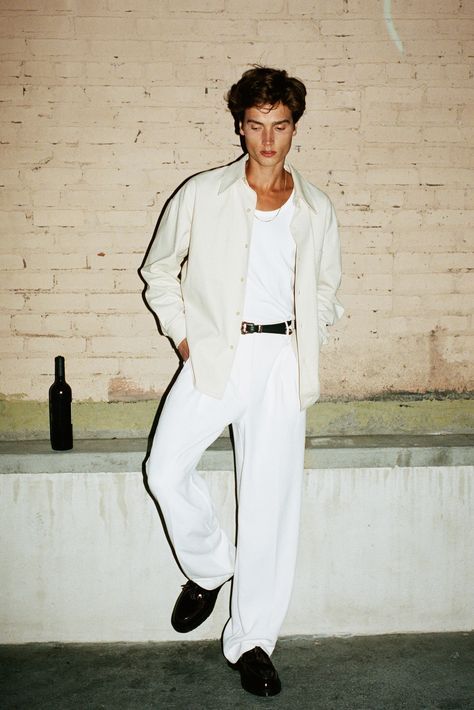 Kadın ve erkek için beyaz pantolon ile oluşturulmuş günlük ve şık kombin örnekleri