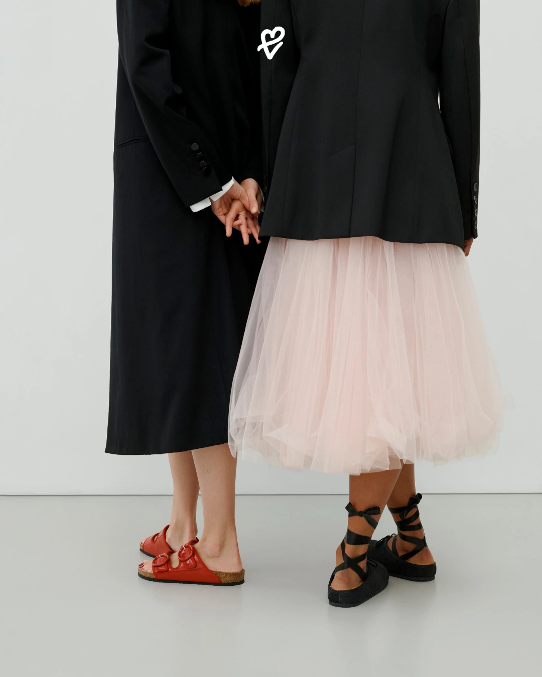 Siyah renkte premium deriden üretilmiş, bileğe dansçı kurdelesi gibi sarılan bağcıklara ve iç kısmında pötikare Vichy astara sahip Birkenstock × Repetto Opéra clog ayakkabı modeli.