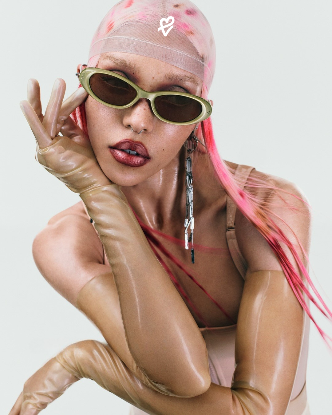 Gentle Monster 2026 Bouquet koleksiyonuna ait, çiçek formundan ilhamla tasarlanmış gözlük ve pop-up deneyim alanından bir kare