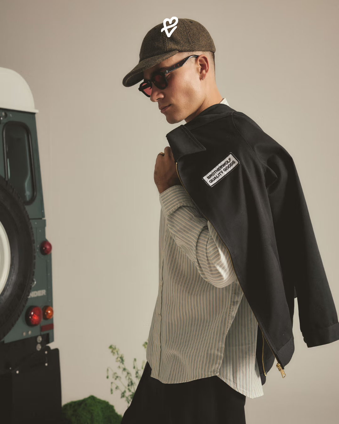 Brotherwolf mağazasında saç kesimi yaptıran müşteri ve markanın özgün dekorasyon detayları