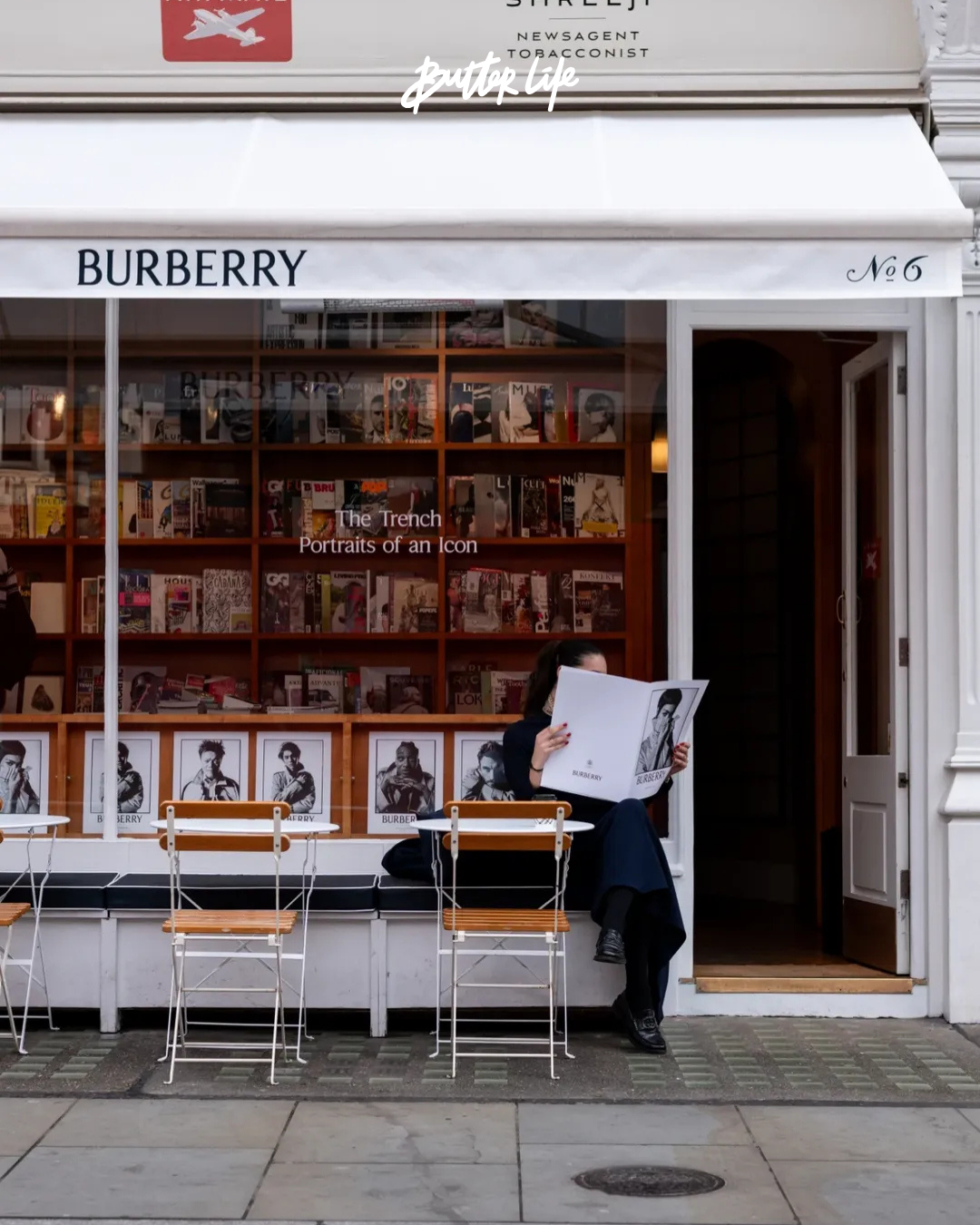 Burberry'nin 170. yılına özel Londra'daki Shreeji gazete bayisinde oluşturduğu sokak enstalasyonu
