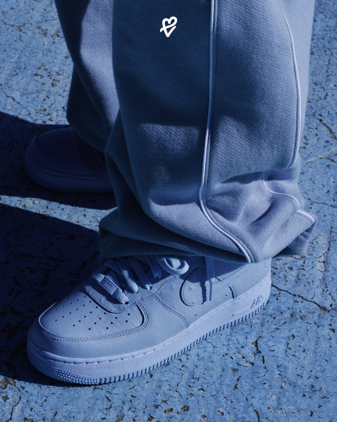 Cactus Jack x Nike Cactus Court koleksiyonundan mavi Air Force 1 giyen Carlos Alcaraz.