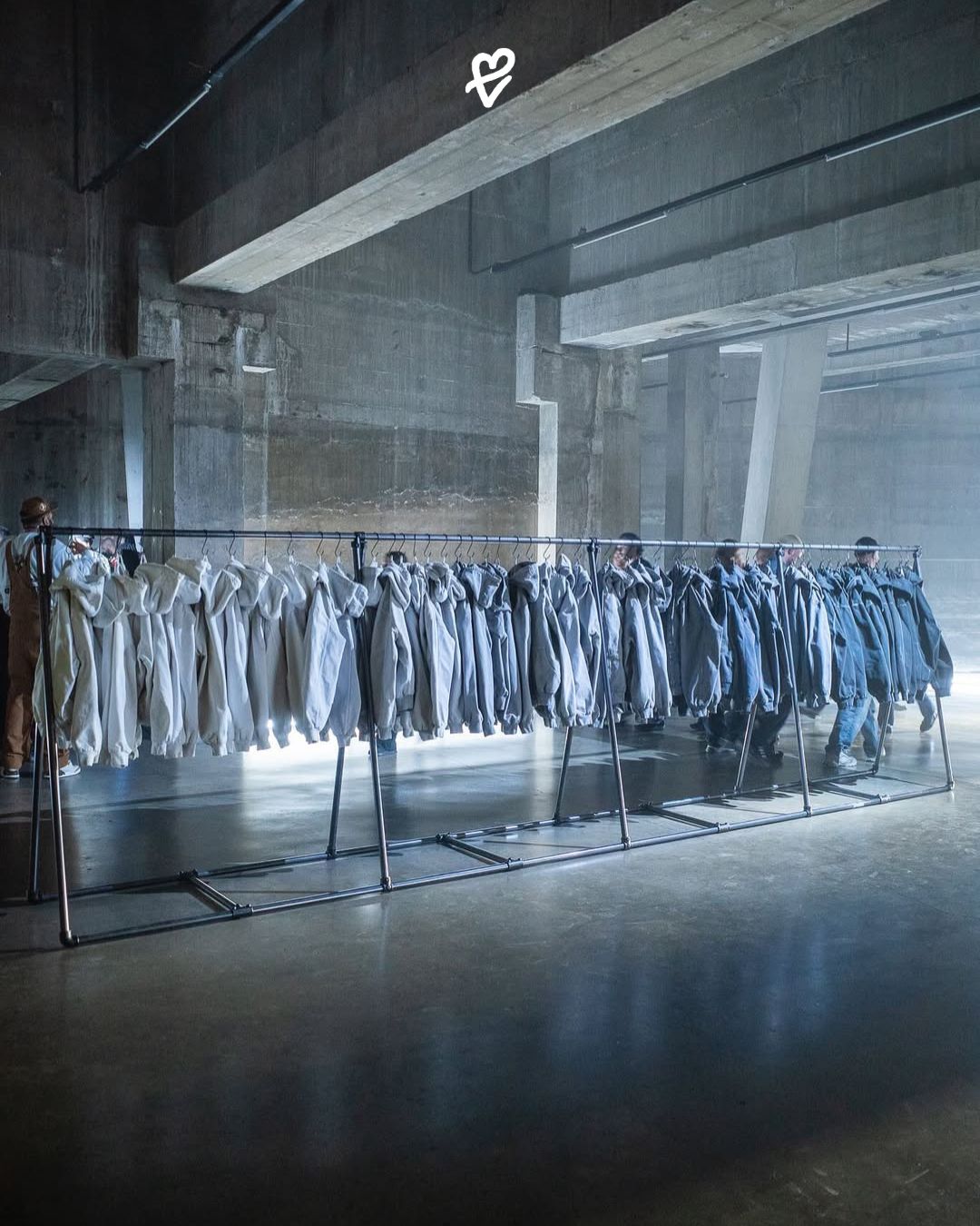 Tate Modern galerisinde sergilenen Carhartt WIP Active Jacket 50 model ceket, endüstriyel estetik ve sokak stilini birleştiriyor.