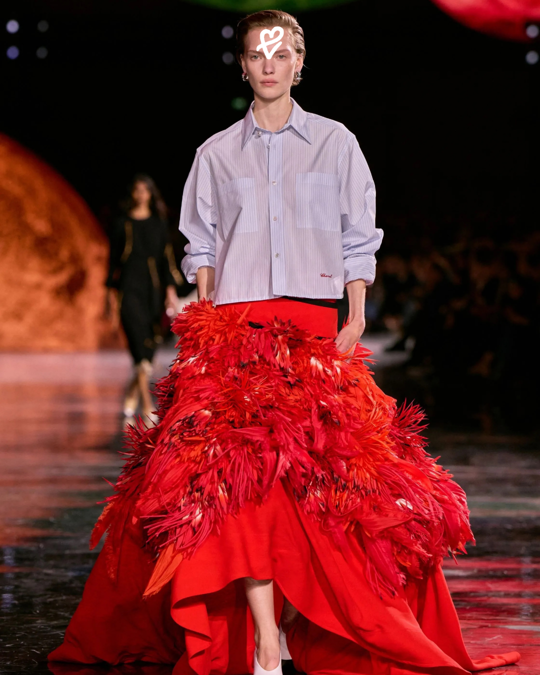 Chanel ve Charvet iş birliğini yansıtan beyaz oversize gömlek ve Paris terzilik geleneğini temsil eden lüks moda detayı.