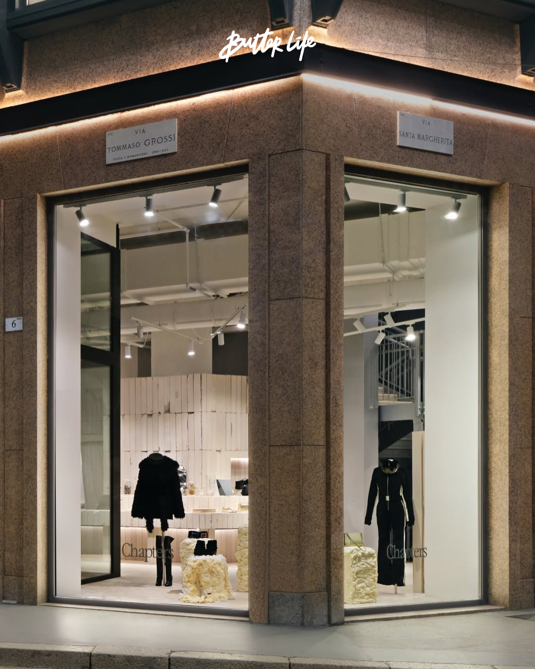 Chapters’ın Milano Cordusio'daki konsept mağazasından modern, minimalist iç mekan görüntüsü