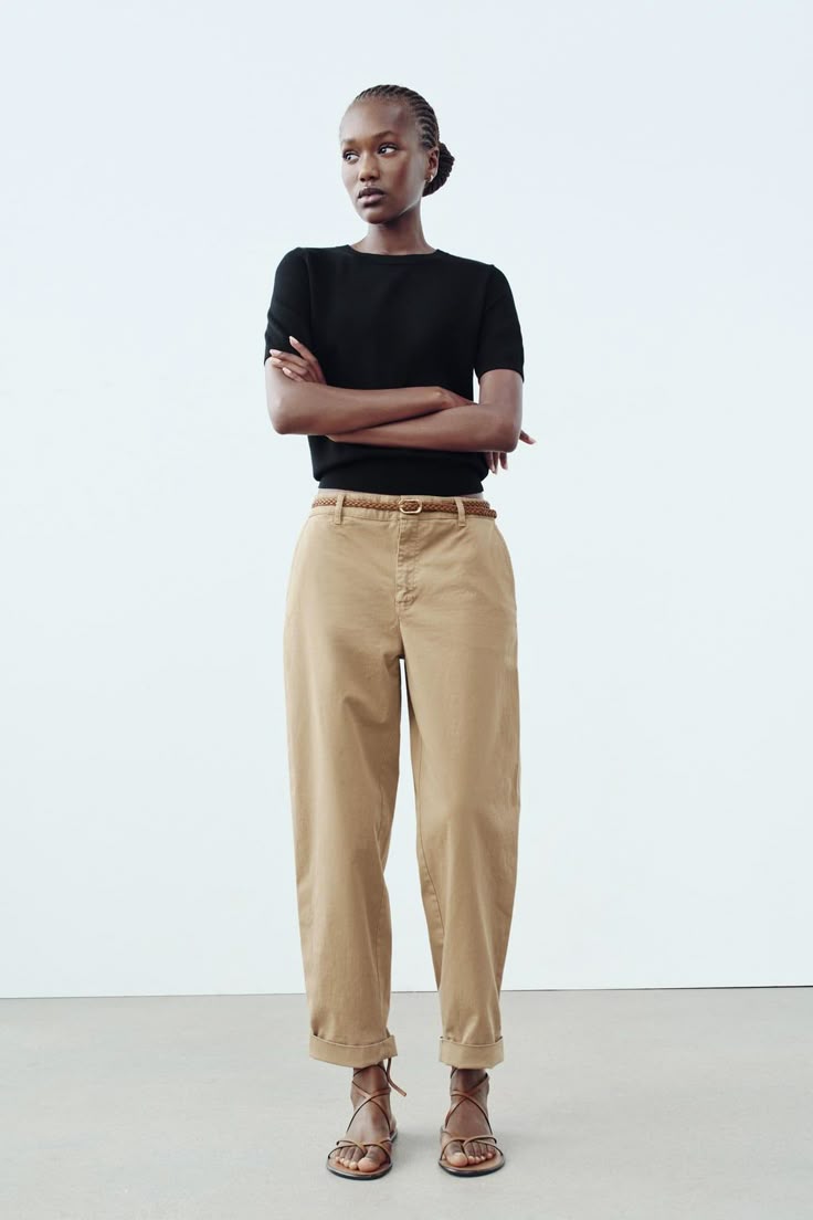 Kadın ve erkek için chino pantolon kombin önerilerinin yer aldığı şık sokak stili görseli