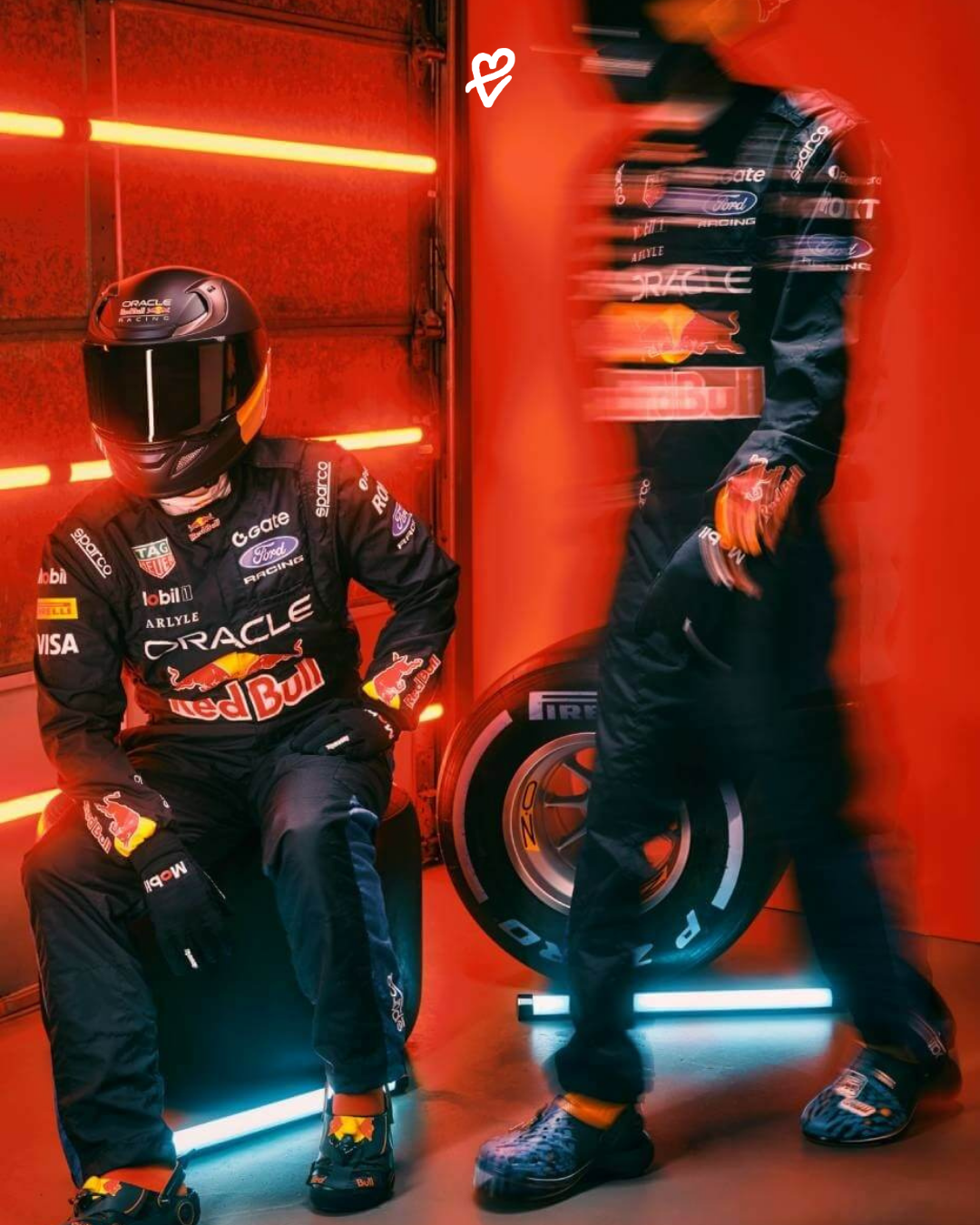 Oracle Red Bull Racing temalı Crocs modeli, Formula 1 aracından ilham alan aerodinamik detaylarla tasarlanmış özel koleksiyon ayakkabısı.