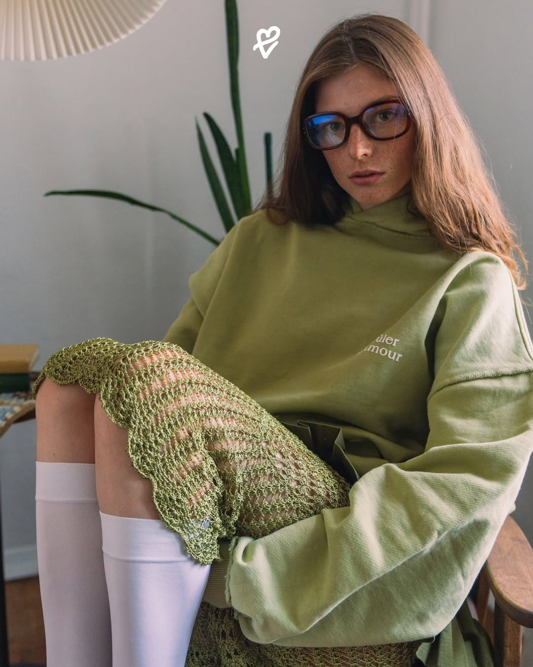 Butter Life Cyber Monday 2025 koleksiyonundan doğal dokulu trençkot giyen şehirli bir kadın