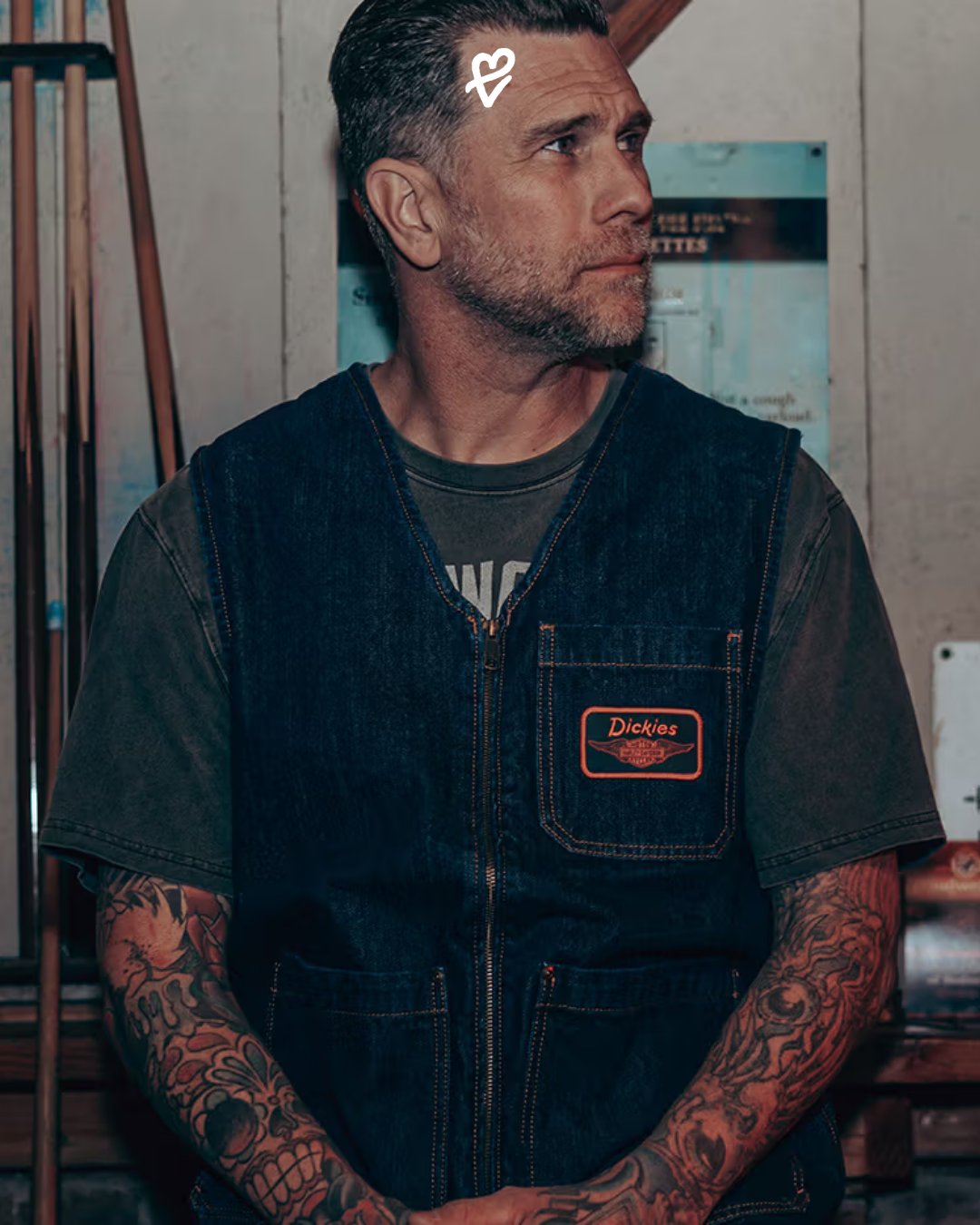 Dickies ve Harley-Davidson koleksiyonundan dayanıklı ceket ve denim parçalarla şehir stilini yansıtan model