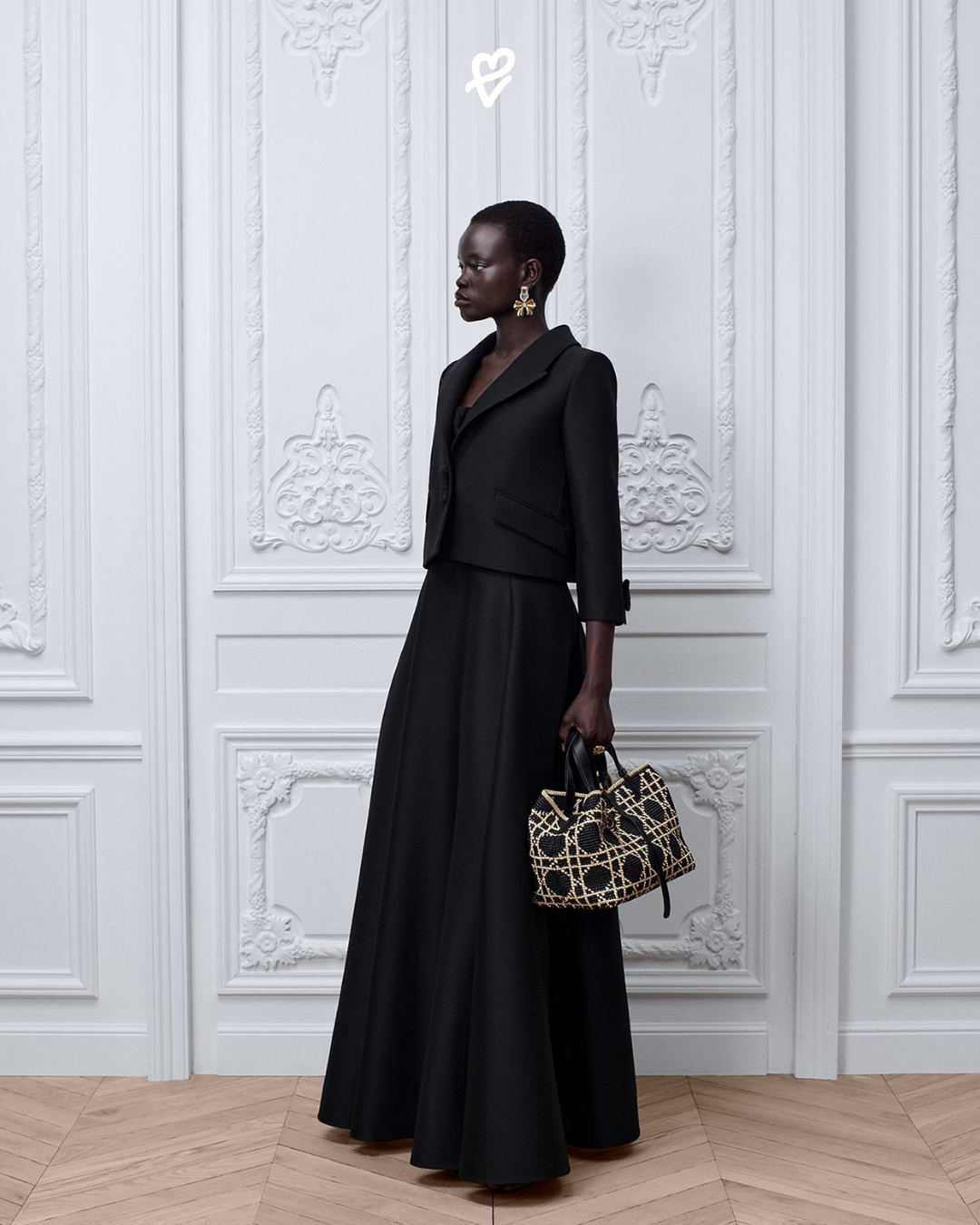 Kuzu derisinden üretilmiş, ton-sür-ton Cannage dikiş motiflerine ve D-I-O-R charm detaylarına sahip yeni Dior Toujours Hobo çanta tasarımı.