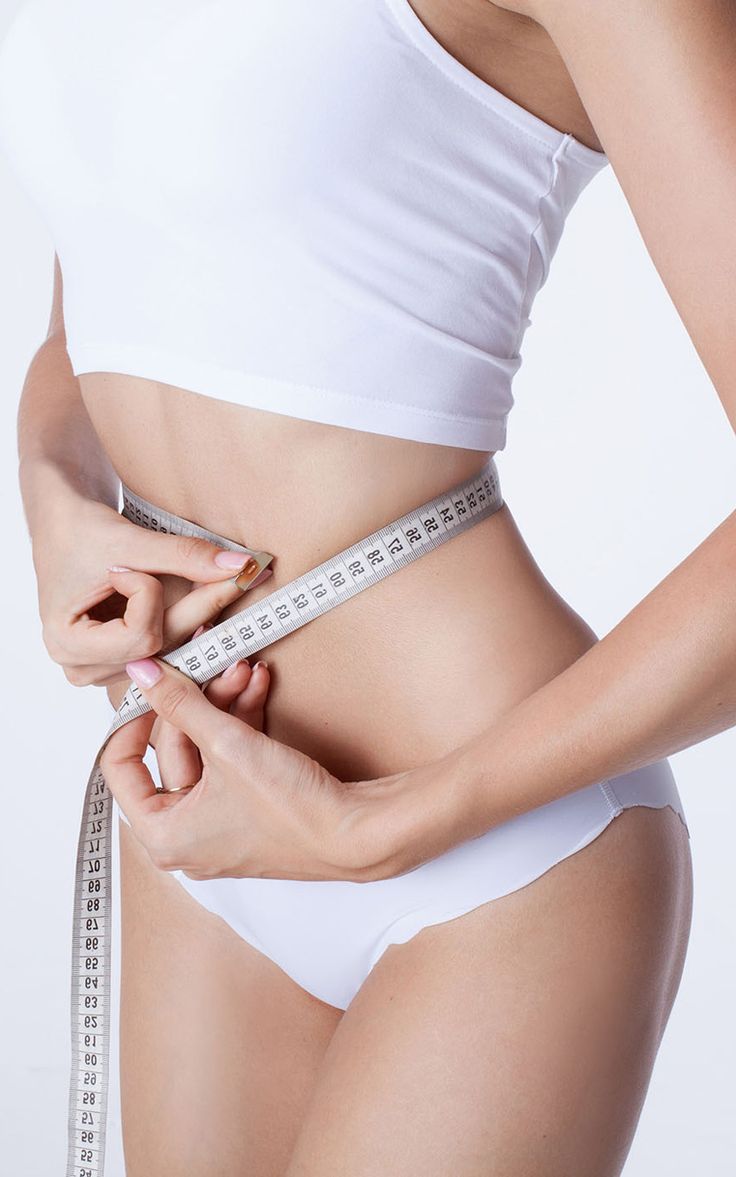 Mezura ile göğüs ve bel ölçüsü alan bir kadın figürü