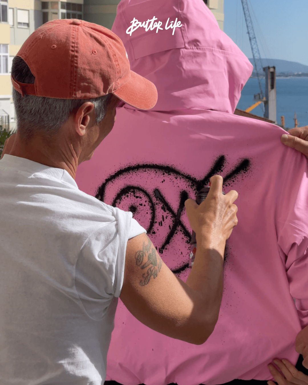 Elho x André Saraiva iş birliği koleksiyonundan neon detaylı kayak montu giymiş bir model, karla kaplı yamaçta yürürken