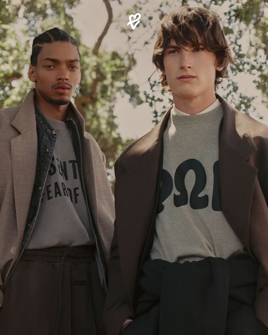 Fear of God Essentials Summer 2026 koleksiyonundan geç yaz stiline uygun sweatshirt, flannel gömlek ve nötr tonlu parçalar.