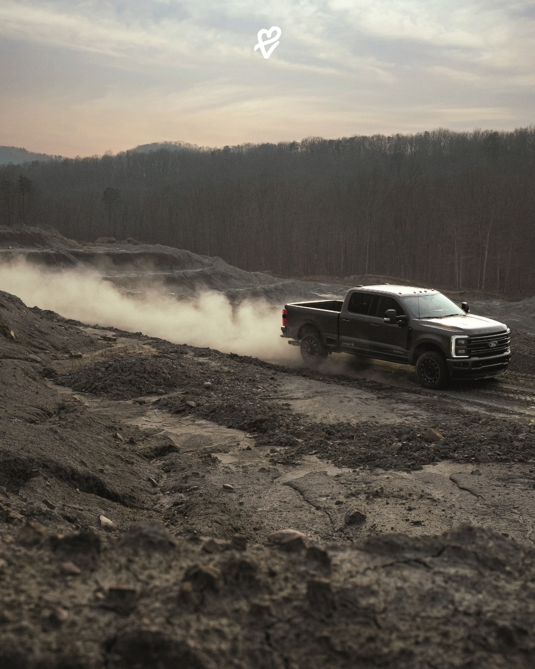 Carhartt detaylarıyla tasarlanan 2027 Ford Super Duty kamyonetin şehir ve endüstriyel atmosfer içindeki görünümü.