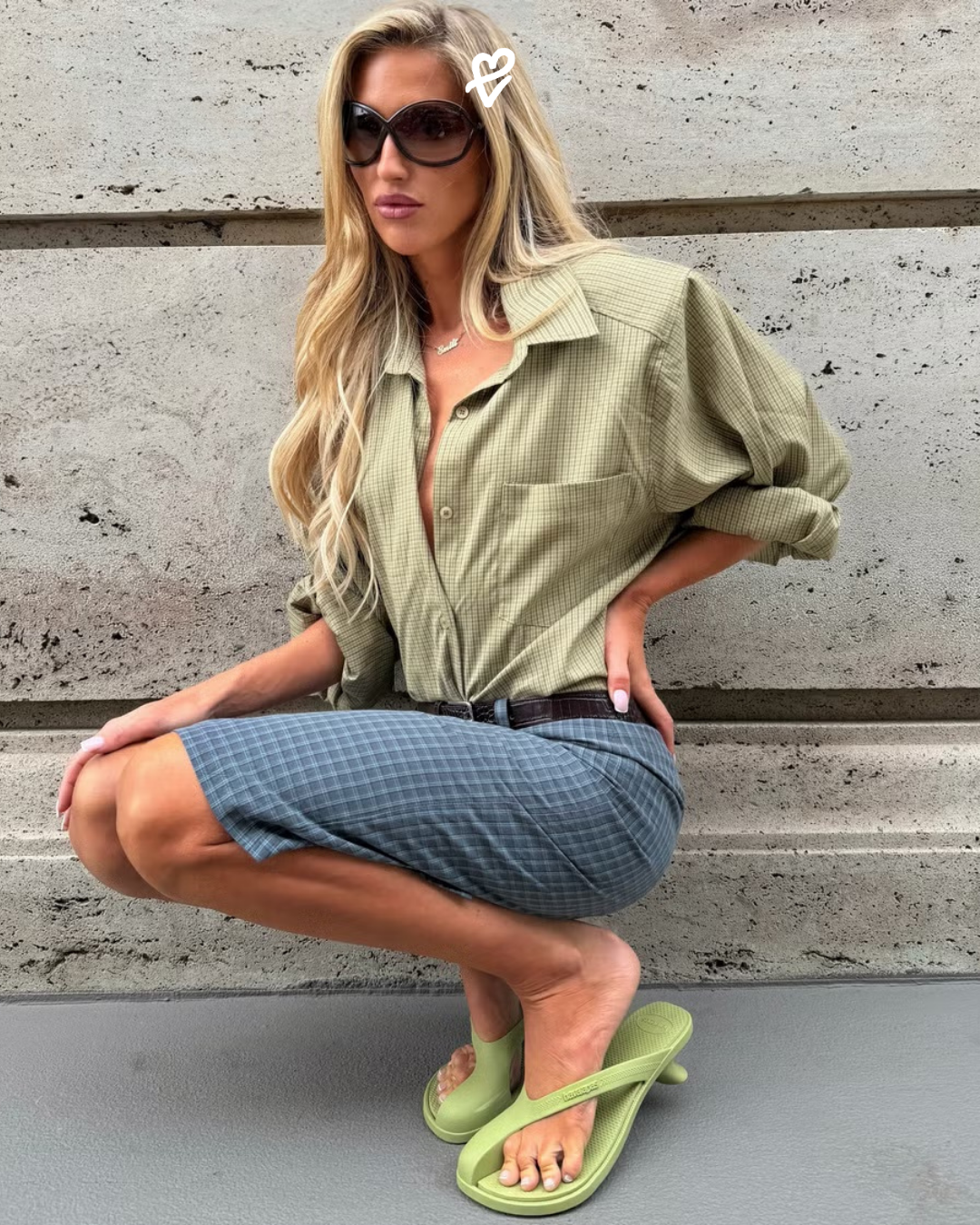 Kopenhag Moda Haftası sokak stilinde sergilenen, siyah renkte, beş santimlik eliptik asimetrik topuğa ve başparmak kapağına sahip Havaianas Kitten Heel terlik modeli.