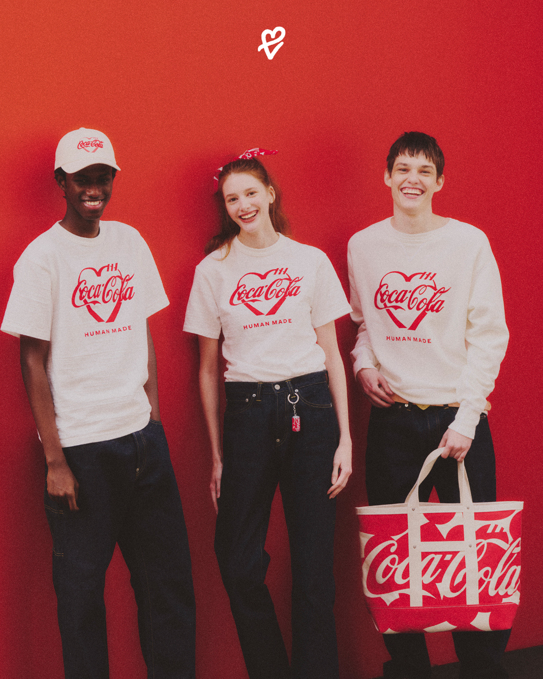 HUMAN MADE ve Coca-Cola iş birliğiyle tasarlanan özel koleksiyon kola kutusu masa üzerinde sergilenirken