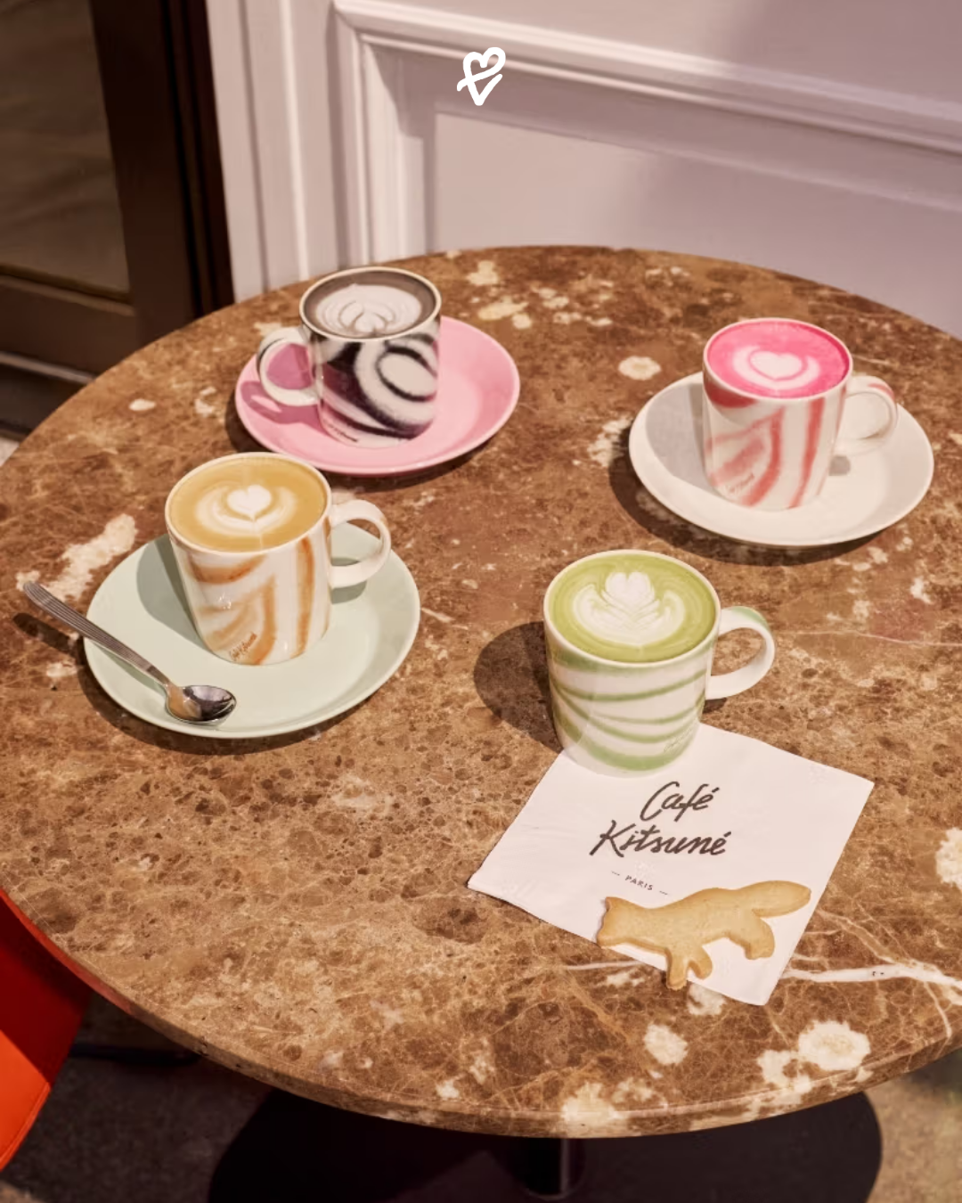 Iittala × Café Kitsuné işbirliğine ait cam kahve fincanı ve koleksiyon objeleri