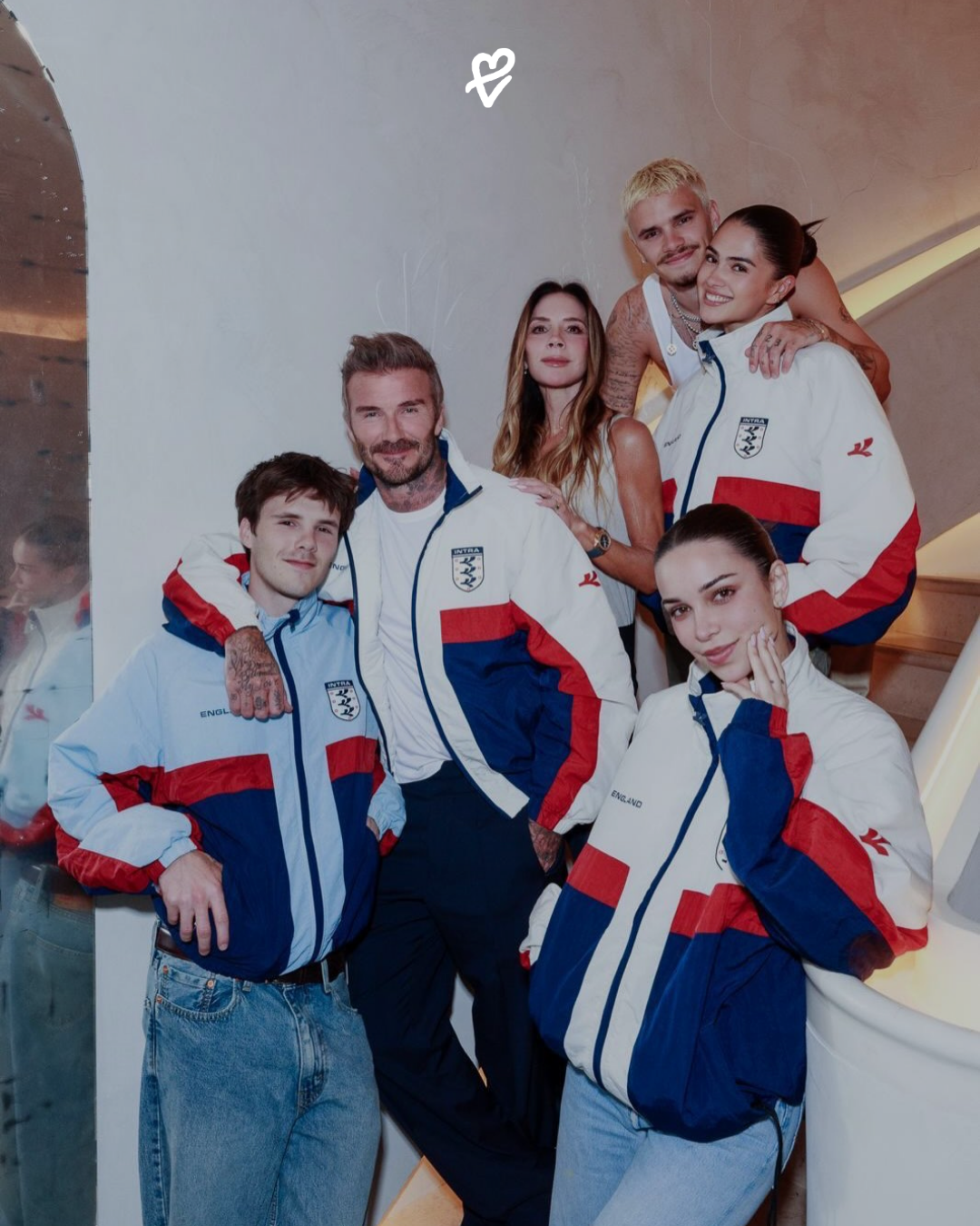 Romeo Beckham’ın retro futbol kültüründen ilham alan INTRA koleksiyonundan bomber ceketlerle modern sportswear stilini yansıtan görünüm.