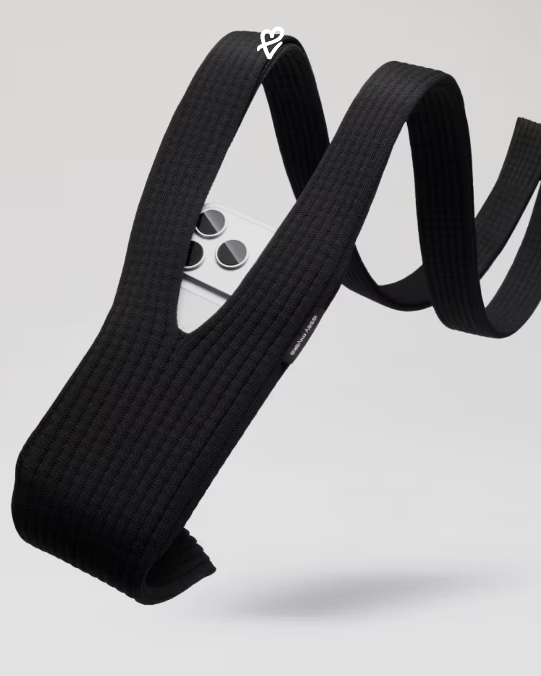 Issey Miyake’nin "Pocket" tasarımını giyen bir modelin telefonunu kumaşın içine entegre şekilde taşıdığı bir sahne.