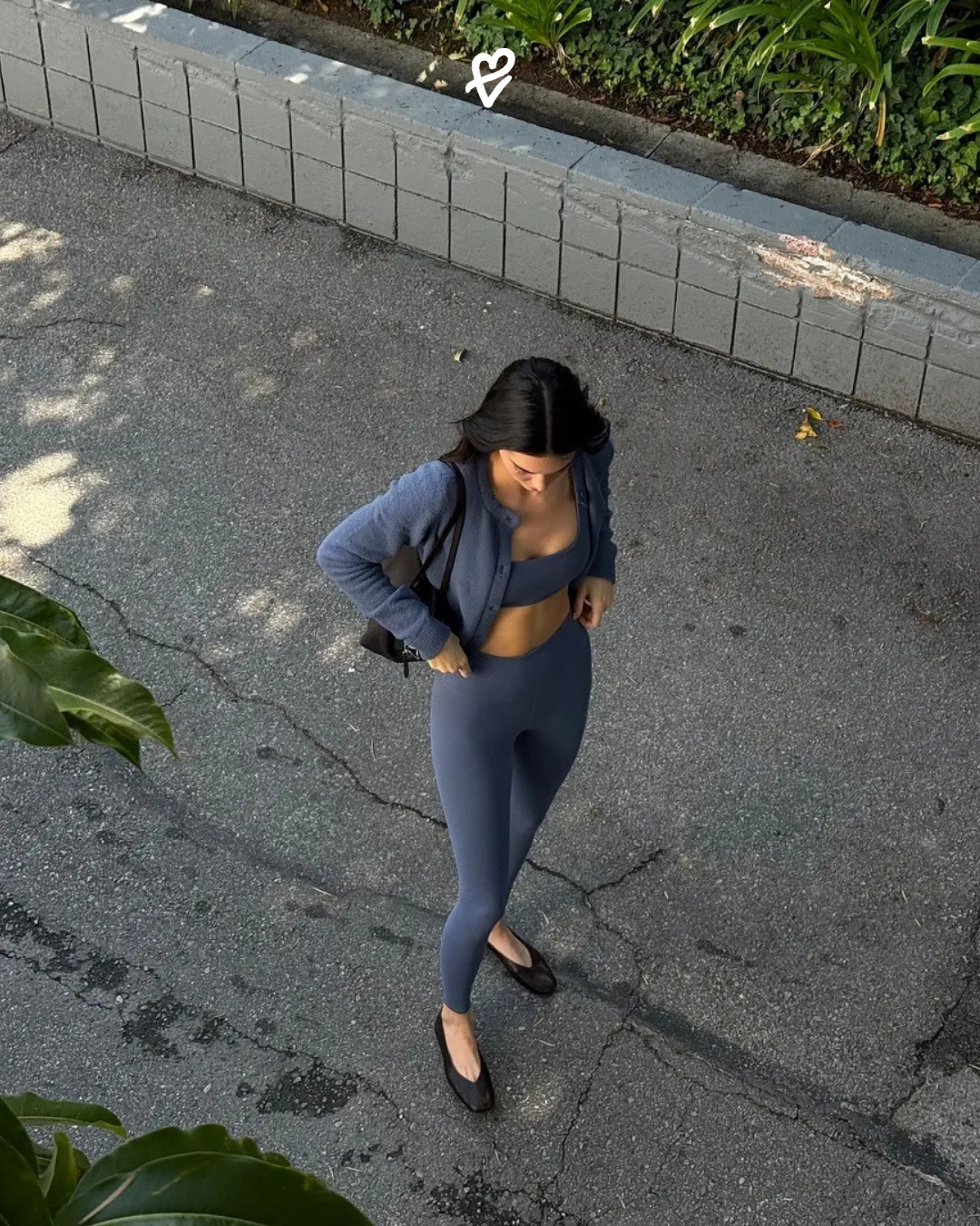 Kendall Jenner, Los Angeles sokaklarında The Row Stella babet giyerken, sessiz lüks stilini yansıtıyor.