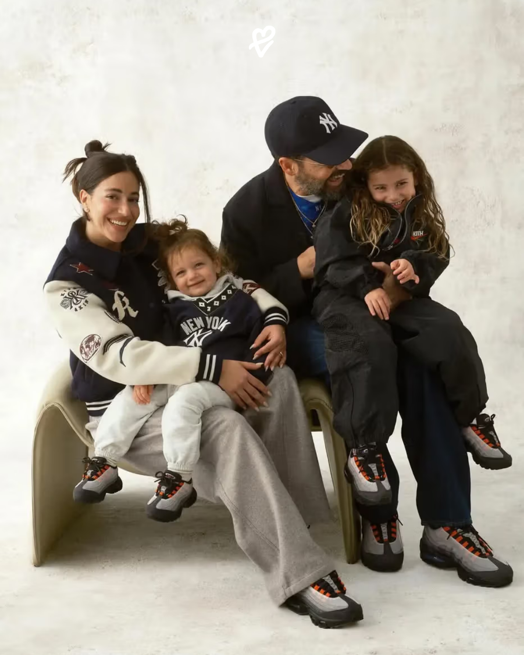 Kith x Nike Kids Holiday 2025 koleksiyonundan pastel tonlarda spor giyimli çocuk modelleri