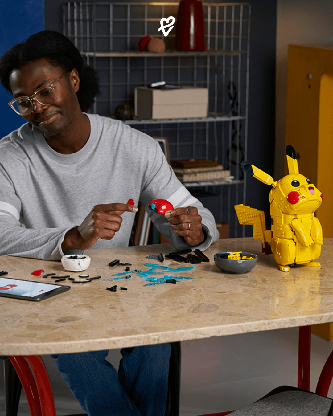 LEGO ve Pokémon ortaklığıyla tasarlanan yetişkin koleksiyoner setlerinden Pikachu, Charizard, Blastoise ve Eevee figürlerinin yer aldığı bir sunum görseli.