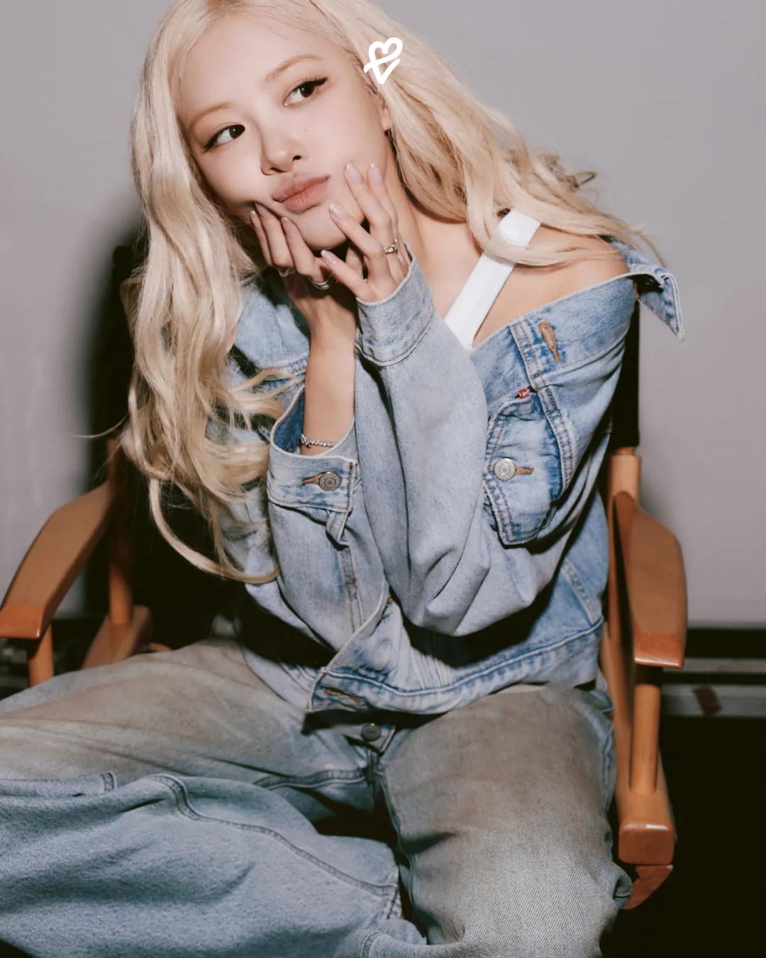 Levi's ve Rosé iş birliğinden doğan özel denim tasarımlarının Tokyo konser sahnesinde kullanımı