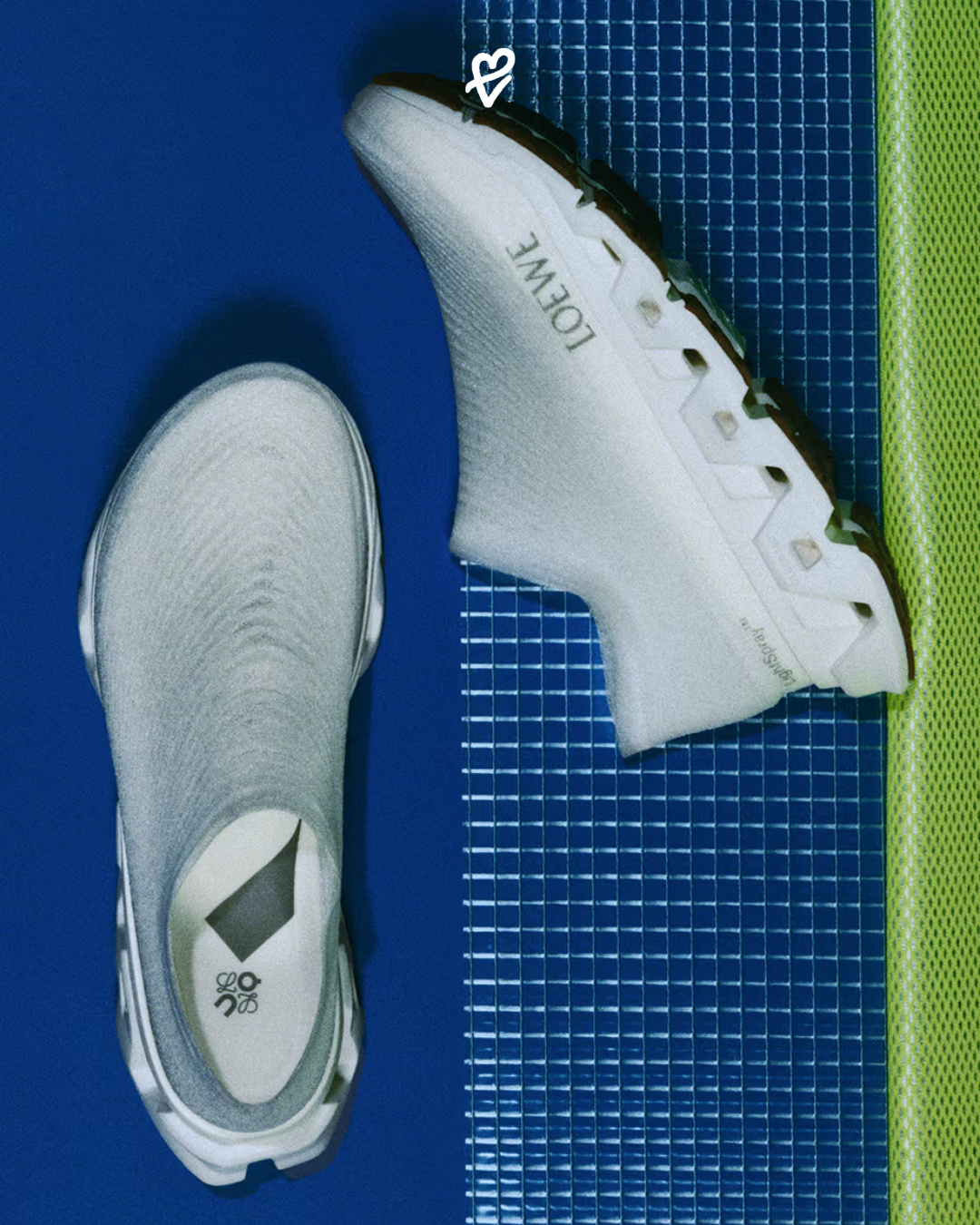 LOEWE ve On iş birliğiyle üretilen beyaz renkli LightSpray Cloudmonster lüks sneaker modeli.