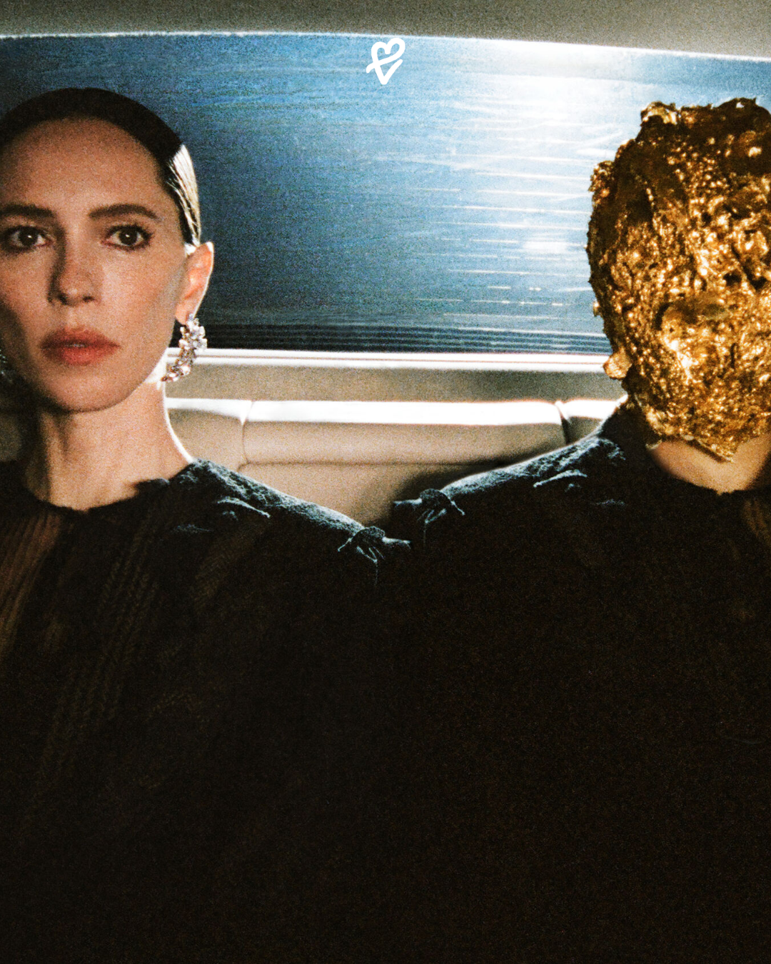 Maison Margiela ANONYMITY kampanyasında aynanın önündeki Rebecca Hall ve aynada görünen maskeli figür.
