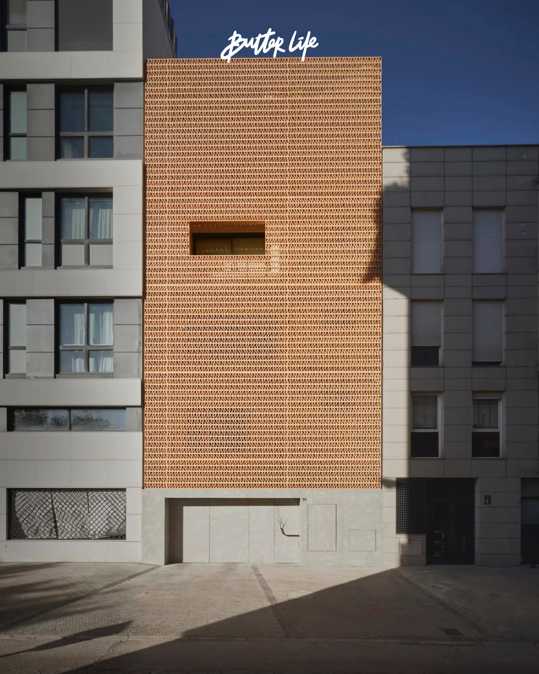 Marta de la Rica'nın Madrid'deki dar parselde konumlanan, doğal ışıkla beslenen çok katlı evi