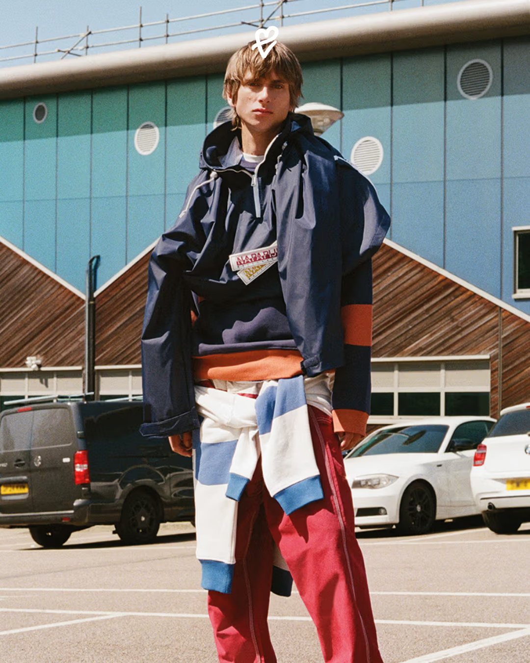 Martine Rose ve Napapijri 2026 İlkbahar/Yaz koleksiyonundan, canlı renkli Rainforest anorak giyen bir model