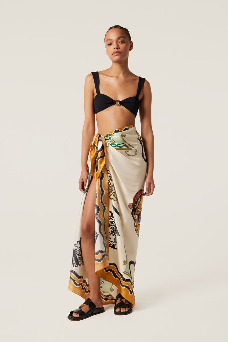 Mayo üzerine giyilmiş pareo, kimono ve plaj elbisesi ile plaj kombini yapan kadın