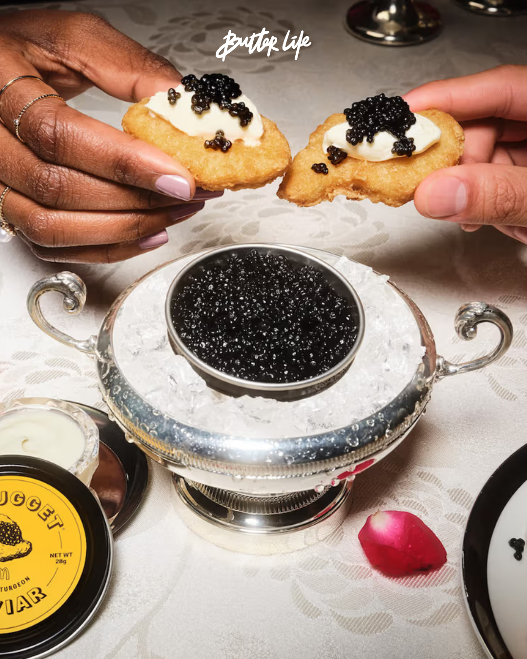 McDonald’s ve Paramount Caviar iş birliğiyle hazırlanan McNugget Caviar sevgililer günü özel seti, Chicken McNugget ve havyarın zarif birlikteliğini gösteriyor.