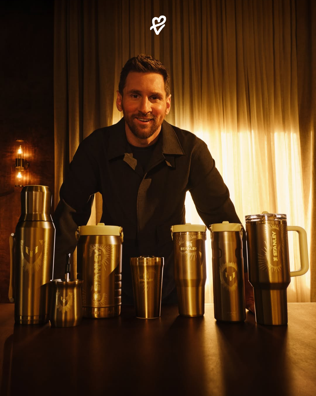 Altın renk detaylarına sahip Messi × Stanley 1913 Gold koleksiyonundan termos ve mate kupası ürünleri.