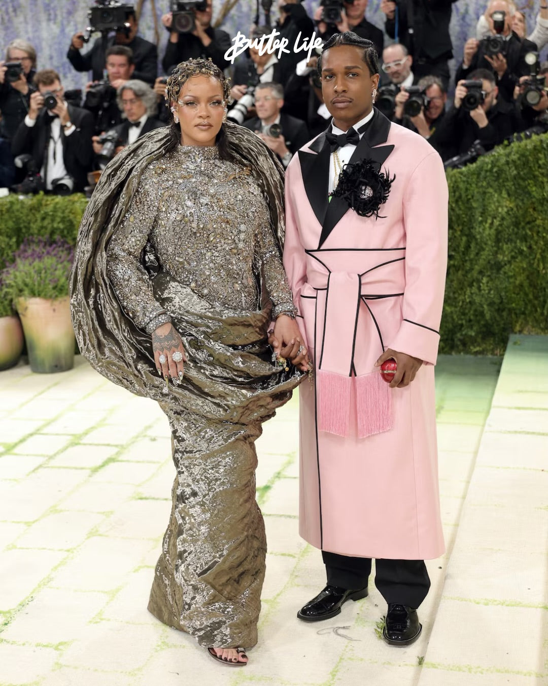 Met Gala 2026 kırmızı halısında sanat ve moda temasını yansıtan dikkat çekici couture görünümler