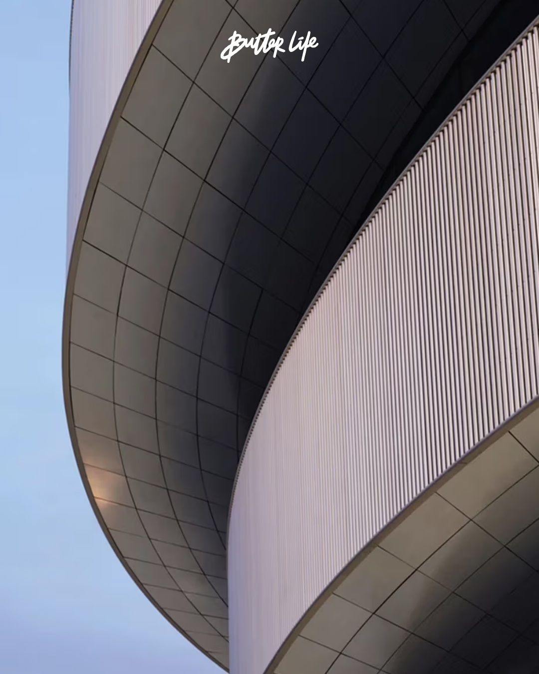 Gece LED aydınlatmalarıyla parlayan Milano Santa Giulia Arena'nın mimari yapısı ve çevresindeki yeşil alanlar