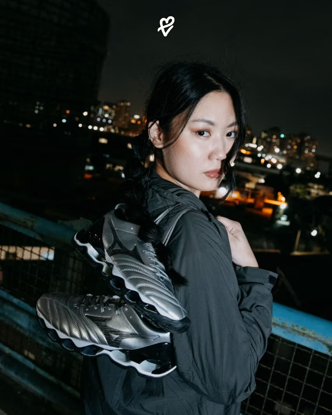 Mizuno Wave Prophecy Morelia Neo ayakkabısının deri ve taban detaylarını gösteren stilize bir çekim