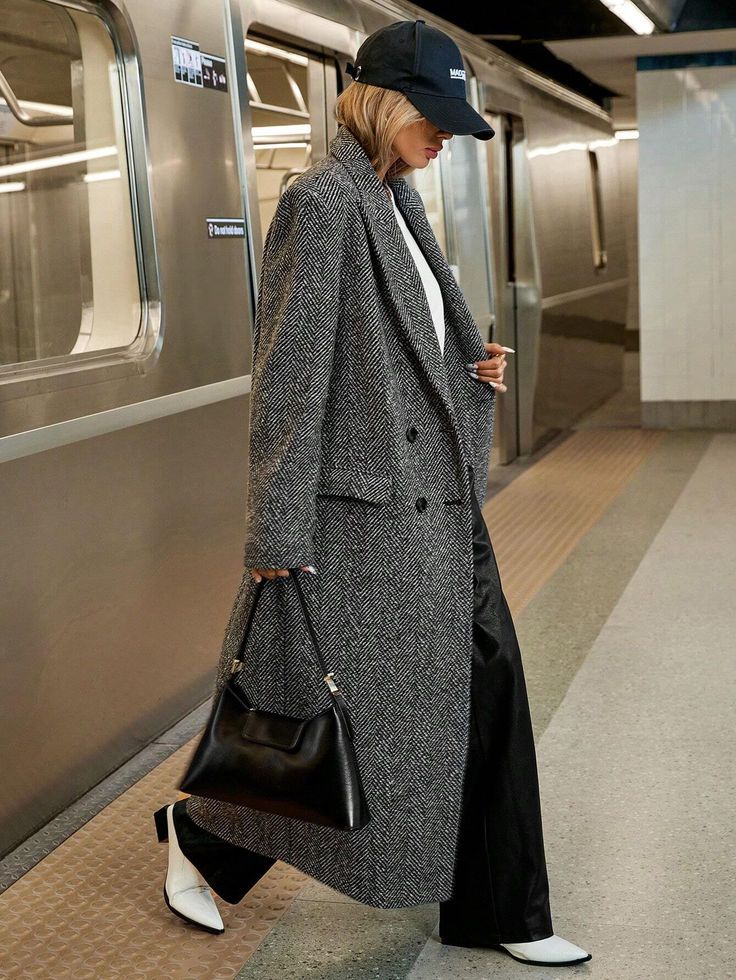 1920'lerden 2020'lere uzanan moda trendlerinin görsel yansıması