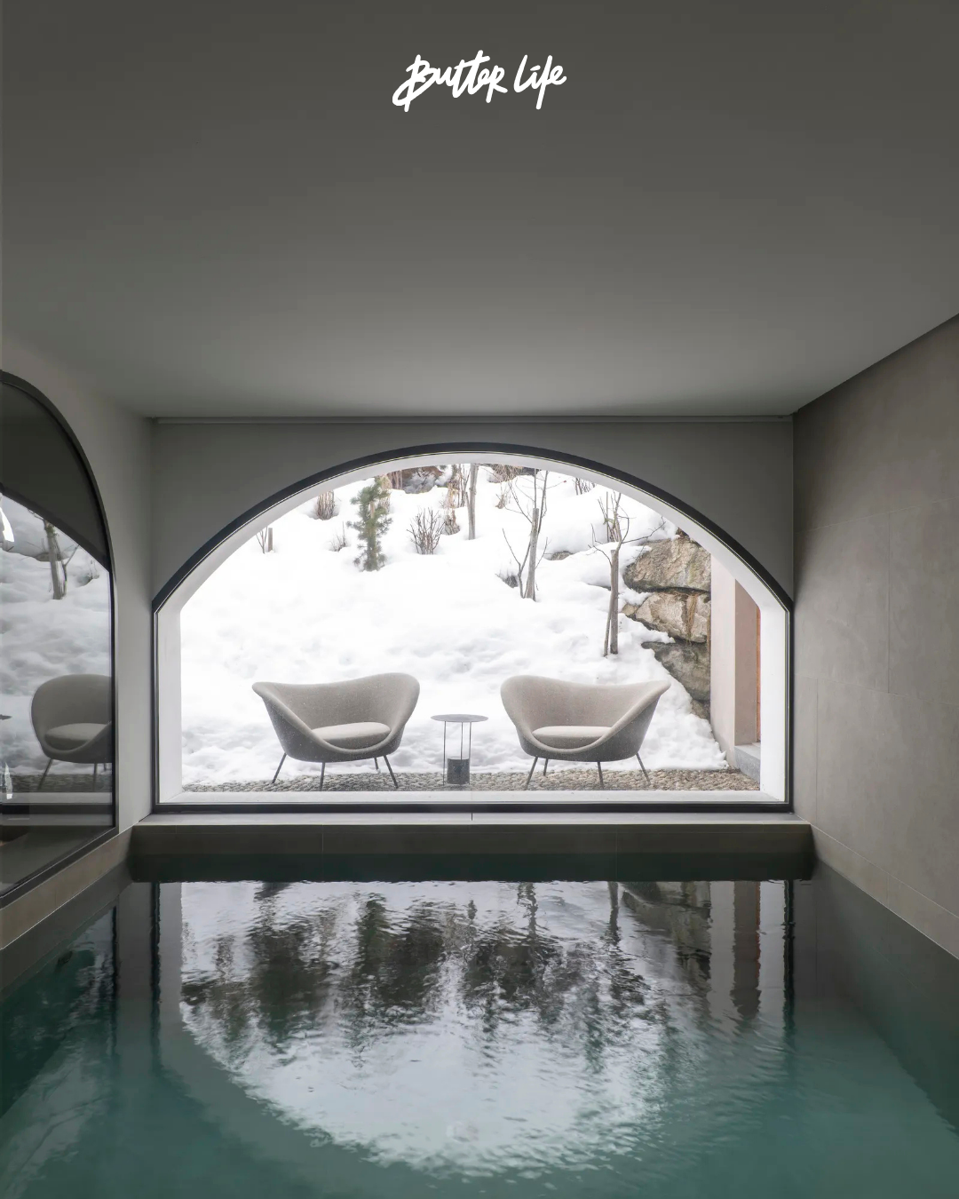 St. Moritz dağlarında yer alan modern chalet'in iç mekânında Molteni&C mobilyalarıyla dekore edilmiş yaşam alanı