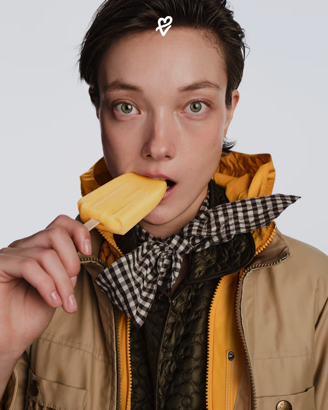 Moncler yaz koleksiyonunda pastel tonlu hafif puffer tasarımlar ve şehirde konumlanan şişme deniz canlıları enstalasyonu